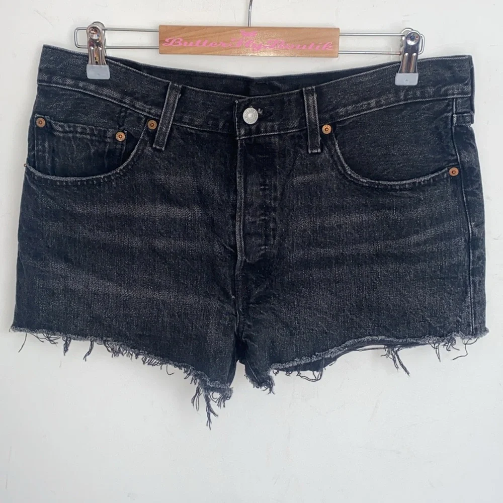 (A10) Levis Black Distressed 501 Denim Shorts, Size 31‎